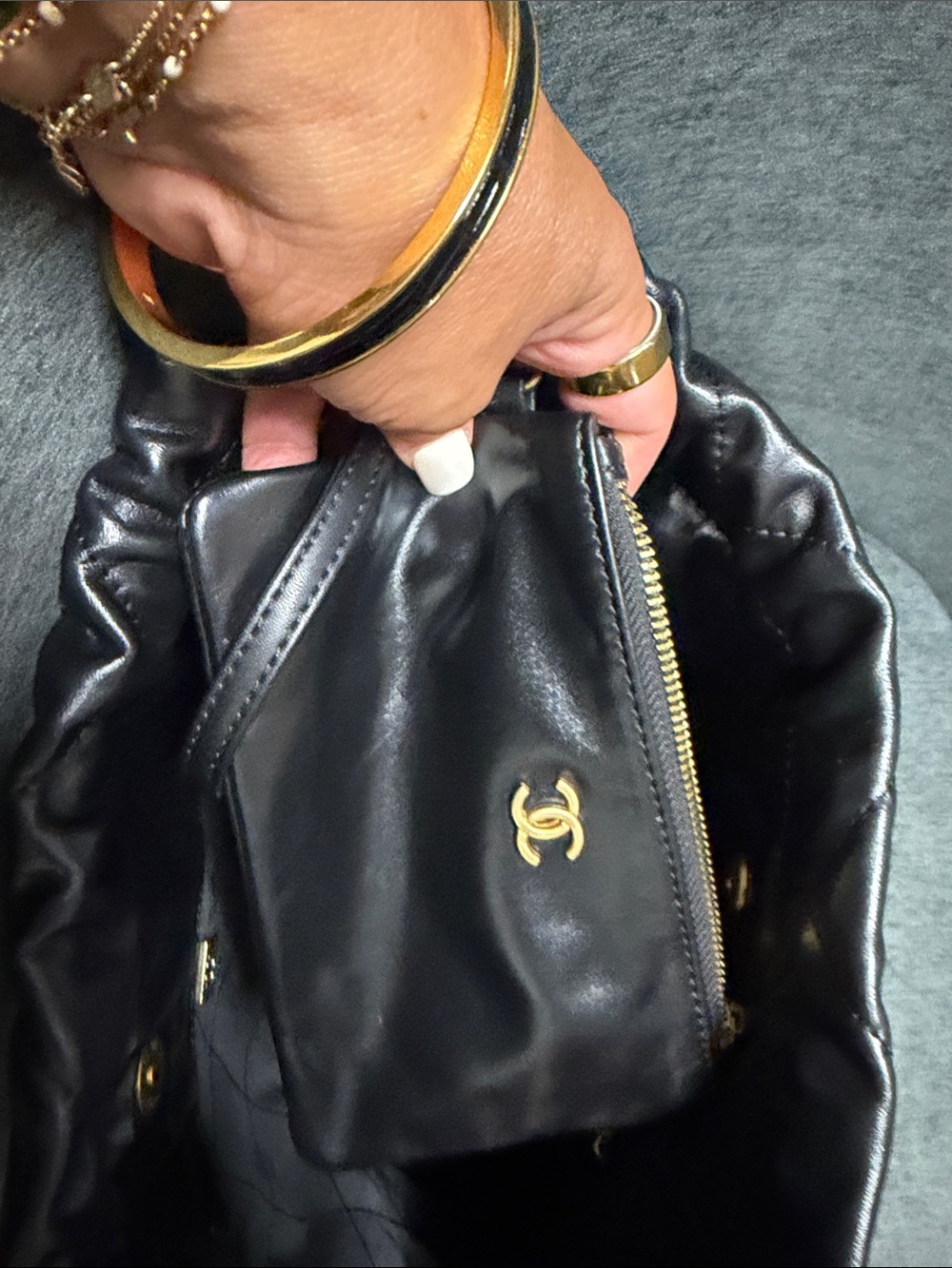 Unbranded Black Quilted Leather Shoulder Bag with Gold Chain and Logo - Picture 2 of 4
